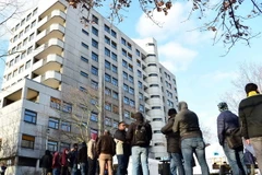 Dòng người tị nạn đang xếp hàng bên ngoài văn phòng cấp bang phụ trách về Sức khỏe và Xã hội tại thủ đô Berlin. (Nguồn: AFP/TTXVN)