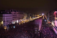Người dân chào đón năm mới tại đại lộ Champs-Elysees ở thủ đô Paris. (Nguồn: AFP/TTXVN)