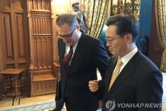 Đặc phái viên về vấn đề hạt nhân của Hàn Quốc Hwang Joon-kook và người đồng cấp Nga Igor Morgulov. (Nguồn: Yonhap)