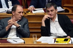 Bộ trưởng Kinh tế và Bộ trưởng Tài chính Hy Lạp thảo luận trước phiên họp Quốc hội ở Athens. (Nguồn: AFP/TTXVN)