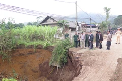 Lãnh đạo tỉnh Bắc Kạn cùng cơ quan chức năng có mặt tại hiện trường để tìm phương án giải quyết. (Ảnh: Bùi Đức Hiếu/TTXVN)