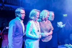 Các thành viên ban nhạc ABBA hội ngộ lần đầu tiên sau 30 năm. (Nguồn: metro.co.uk)