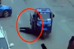 Bà Li bị đâm và kéo lê trên đường. (Nguồn: dailymail.co.uk)