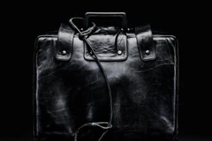 Chiếc cặp màu đen theo chân Tổng thống Mỹ đi khắp nơi trên thế giới. (Nguồn: businessinsider.com)