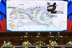 Các quan chức cấp cao Bộ Quốc phòng Nga phát biểu tại cuộc họp báo công bố các bằng chứng về tuyến vận chuyển dầu bất hợp pháp sang Thổ Nhĩ Kỳ từ các khu vực do IS kiểm soát tại Syria và Iraq. (Nguồn: AFP/TTXVN)