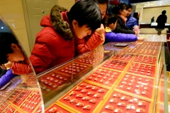 Người dân chọn mua vàng trang sức tại Tế Nam, thủ phủ tỉnh Sơn Đông, Trung Quốc. (Nguồn: THX/TTXVN)