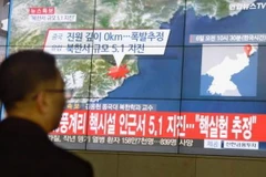 Người dân Hàn Quốc theo dõi bản tin về những rung chấn của động đất gần bãi thử hạt nhân Punggye-ri của Triều Tiên. (Nguồn: Kyodo/TTXVN)