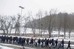 Người tị nạn tại khu vực viên giới Slovenia-Áo. (Nguồn: AFP/TTXVN)