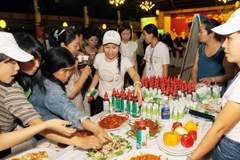 Người tiêu dùng Thành phố Hồ Chí Minh lựa chọn sản phẩm hàng Việt Nam. (Ảnh: Thanh Vũ/TTXVN)