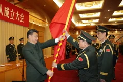 Chủ tịch nước Trung Quốc Tập Cận Bình (trái) trao quân kỳ cho Bộ Tổng tư lệnh Lục quân Quân Giải phóng nhân dân (PLA). (Nguồn: THX/TTXVN)