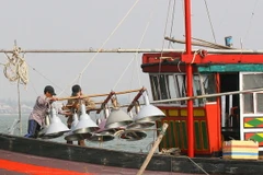 Ngư dân xã Gio Việt, huyện Gio Linh kiểm tra thiết bị phục vụ đánh bắt cá, chuẩn bị ra khơi bám biển. (Ảnh: Hồ Cầu/TTXVN)