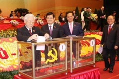 Các đồng chí lãnh đạo Đảng, Nhà nước và đại biểu bỏ phiếu bầu Ban Chấp hành Trung ương Đảng khóa XII. (Ảnh: TTXVN)