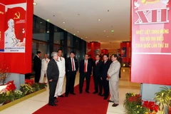 Các đại biểu trao đổi trong giờ giải lao. (Ảnh: TTXVN)