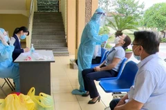 Xét nghiệm COVID-19 cho người dân tại thị xã Đông Triều ngày 3/11/2021. (Ảnh: Văn Đức/TTXVN)