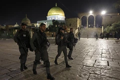 Lực lượng an ninh Israel tuần tra tại khu vực đền thờ Al-Aqsa (Israel gọi là Núi Đền) ở Jerusalem ngày 8/4/2023. (Ảnh: AFP/TTXVN)