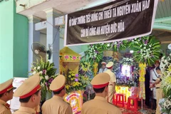 Đoàn công tác Cục Cảnh sát giao thông viếng Thiếu tá Nguyễn Xuân Hào. (Ảnh: Bùi Giang/TTXVN)