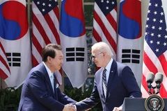 Tổng thống Mỹ Joe Biden (phải) trong cuộc họp báo chung với người đồng cấp Hàn Quốc Yoon Suk Yeol tại Washington DC., ngày 26/4/2023. (Ảnh: YONHAP/TTXVN)