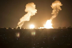 Khói lửa bốc lên sau các vụ không kích của Israel xuống thành phố Khan Yunis, Dải Gaza rạng sáng 7/4/2023. (Ảnh: THX/TTXVN)