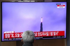 Truyền thông Hàn Quốc đưa tin về vụ phóng tên lửa của Triều Tiên tại Seoul, ngày 13/4/2023. (Ảnh: AFP/TTXVN)