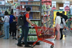 Khách hàng chọn mua hàng hóa trong siêu thị ở Seoul, ngày 4/4/2023. (Ảnh: YONHAP/TTXVN)