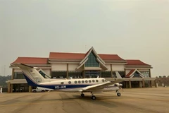 Tàu bay thực hiện chuyến bay thử nghiệm tại sân bay Nongkhang, Huaphan, Lào. (Ảnh: TTXVN phát)