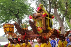 Đoàn rước đi qua phố Lê Thái Tổ. (Ảnh: Tuấn Đức/TTXVN)