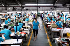 Công nhân làm việc trong xưởng sản xuất Công ty TNHH Giày Gia Định. (Ảnh: Hồng Đạt/TTXVN)