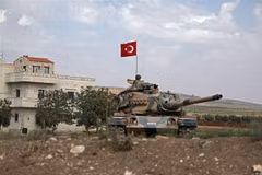 Binh sỹ Thổ Nhĩ Kỳ gác ở khu vực Kafr Jannah, ngoại ô thị trấn Afrin, Syria ngày 18/10/2022. (Ảnh: AFP/TTXVN)