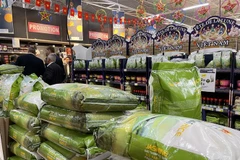 Gạo Lộc Trời mang thương hiệu "Cơm Vietnam" lên kệ hàng của siêu thị E.Leclerc. (Ảnh: Nguyễn Thu Hà/TTXVN)