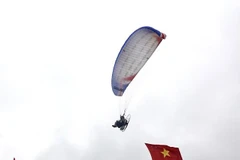 Du khách được chiêm ngưỡng màn bay biểu diễn dù bay của các phi công. (Ảnh: Tuấn Anh/TTXVN)