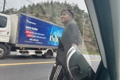 Đối tượng Khúc Duy Minh Trường đã đập phá xe ôtô của luật sư Phạm Minh Vương. (Nguồn: Báo Công an nhân dân)