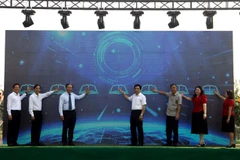 Lãnh đạo tỉnh Quảng Nam cùng các sở, ban ngành, hội đoàn thể và thành phố Tam Kỳ bấm nút khai trương Thư viện số cộng đồng Tam Kỳ. (Ảnh: Trịnh Bang Nhiệm/TTXVN)