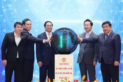 Thủ tướng Phạm Minh Chính và các đại biểu thực hiện nghi thức khai trương hệ thống thông tin và cơ sở dữ liệu quy hoạch quốc gia. (Ảnh: Dương Giang/TTXVN)