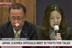 Ông Funakoshi Takehiro, Vụ trưởng Vụ các vấn đề châu Á và châu Đại Dương của Bộ Ngoại giao Nhật Bản, và người đồng cấp Hàn Quốc, bà Seo Min-jung. (Nguồn: NHK)