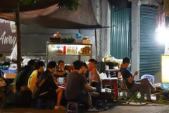 Từ 1/11, Hà Nội đã có văn bản quy định nhà hàng và cơ sở kinh doanh phục vụ ăn uống đóng cửa trước 21 giờ. Tuy nhiên, sau 1 tháng triển khai, rất nhiều hàng quán đã không thực hiện đúng quy định này. (Ảnh: Hoài Nam/Vietnam+)