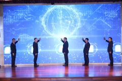 Các đồng chí lãnh đạo bấm nút khai trương dịch vụ Mobile Money của VNPT. (Ảnh: VNPT)