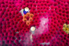 Sau gần 2 tháng phải tạm dừng sản xuất do thành phố thực hiện giãn cách xã hội các cơ sở sản xuất làng nghề tại Quảng Phú Cầu bắt đầu khôi phục sản xuất. (Ảnh: PV/Vietnam+)