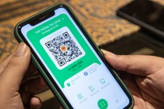 Người dùng PC-Covid trên các thiết bị iOS ở chế độ ẩn thông tin sẽ có viền vàng nhạt vòng quanh. (Ảnh: Minh Sơn/Vietnam+)