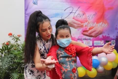 Ngày 19/12 tại Hà Nội, Vietnam Young Art phối hợp với L’âme đã tổ chức buổi biểu diễn thời trang dành cho các bạn nhỏ khuyết tật và có hoàn cảnh khó khăn. (Ảnh: Hoài Nam/Vietnam+)