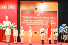 Trung tá Phan Huy Văn - Trưởng phòng An ninh trên không làm lễ tuyên thệ. (Ảnh: Phạm Kiên/TTXVN)