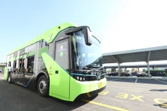 Ngày 02/12, Công ty Trách nhiệm Hữu hạn Dịch vụ vận tải Sinh thái VinBus chính thức đưa vào hoạt dộng tuyến xe buýt điện đầu tiên tại Việt Nam kết nối với hệ thống vận tải hành khách công cộng Hà Nội. (Ảnh: Hoài Nam/Vietnam+)
