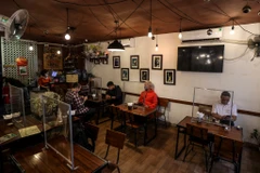 Từ 6 giờ ngày 14/10, Hà Nội cho phép một số dịch vụ kinh doanh được mở cửa đón khách trở lại. (Ảnh: PV/Vietnam+)