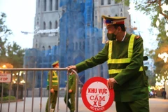 Ghi nhận tại thời điểm 16 giờ 30 tại nhà thờ Lớn vẫn còn khá đông người dân ‘tranh thủ’ chụp ảnh trước khi công an phường Hàng Trống tiến hành lập rào chắn quanh khu vực nhà thờ Lớn. (Ảnh: Hoài Nam/Vietnam+)