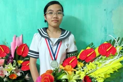 Em Đinh Thị Hương Thảo, học sinh lớp 11 chuyên Lý, trường THPT chuyên Lê Hồng Phong, Nam Định giành huy chương bạc tại Olympic Vật lý châu Á lần thứ 18, ở Trung Quốc. (Ảnh: Hiền Hạnh/TTXVN)