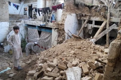Nhà cửa bị phá hủy trong trận động đất ở Kohat, tây bắc Pakistan ngày 26/10. (Ảnh: THX/TTXVN)