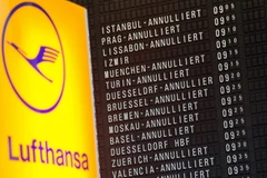 Bảng thông báo các chuyến bay bị hủy của hãng hàng không Lufthansa tại sân bay ở Frankfurt am Main, miền tây nước Đức ngày 11/11 vừa qua. (Ảnh: AFP/TTXVN)