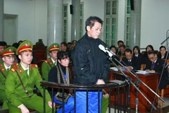 Bị cáo Phạm Thanh Tân, nguyên Tổng giám đốc Agribank đứng trước vành móng ngựa. (Ảnh: Doãn Tấn/TTXVN)