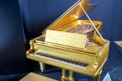 Cây đàn piano lớn mạ vàng của ông Vua nhạc rock&roll Elvis Presley. (Nguồn: Reuters)