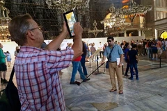 Khách du lịch chụp ảnh tại Bảo tàng Ayasofia ở Istanbul. (Nguồn: skift.com)