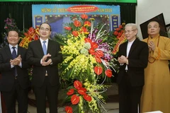 Ông Nguyễn Thiện Nhân, Chủ tịch Ủy ban Trung ương Mặt trận Tổ quốc Việt Nam đến chúc mừng Ủy ban Đoàn kết Công giáo Việt Nam. (Ảnh: Nguyễn Dân/TTXVN)